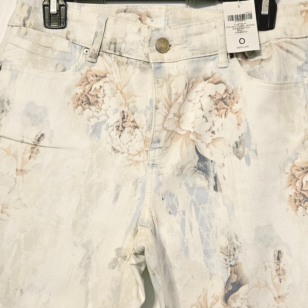 Chico's Platinum Diffused Floral Jeggings with Raw Folded Hem Size 4 NWT - Picture 6 of 8